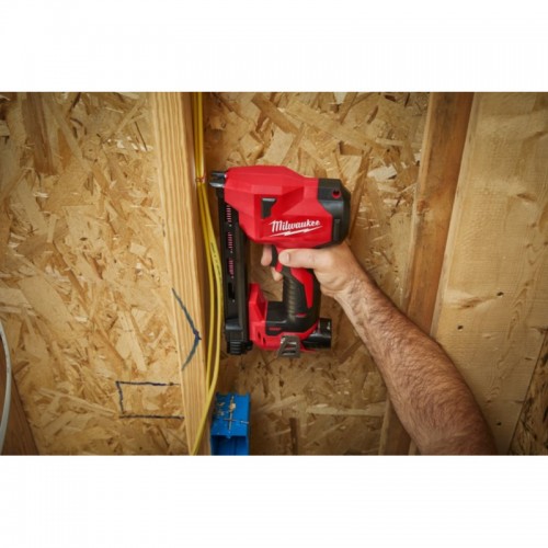 Степлер скобозабивной аккумуляторный для кабеля MILWAUKEE M12 BCST-0 (каркас)
