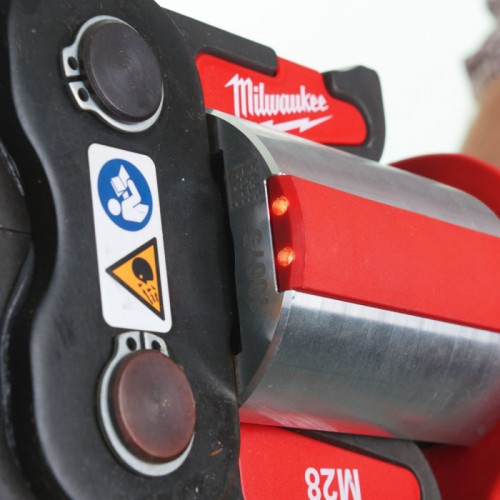Обжимник гидравлический аккумуляторный для труб MILWAUKEE M18 BLHPT-202C (ЗУ+2Х2Ач+кейс)