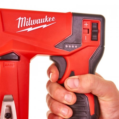Степлер скобозабивной аккумуляторный MILWAUKEE M12 BST-0 (каркас)