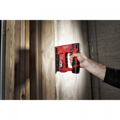 Степлер скобозабивной аккумуляторный MILWAUKEE M12 BST-0 (каркас)