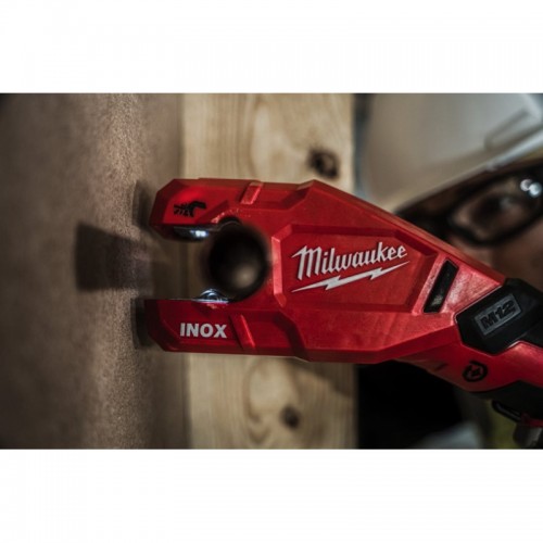 Труборез аккумуляторный по нержавеющей стали MILWAUKEE M12 PCSS-202C (ЗУ+2акк.Х2Ач+кейс)