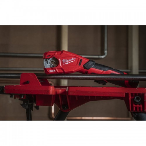 Труборез аккумуляторный по нержавеющей стали MILWAUKEE M12 PCSS-202C (ЗУ+2акк.Х2Ач+кейс)