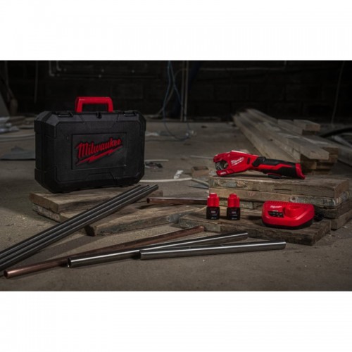 Труборез аккумуляторный по нержавеющей стали MILWAUKEE M12 PCSS-202C (ЗУ+2акк.Х2Ач+кейс)