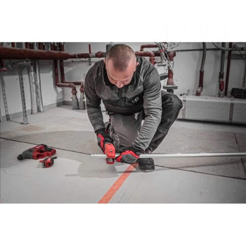 Труборез аккумуляторный по нержавеющей стали MILWAUKEE M12 PCSS-202C (ЗУ+2акк.Х2Ач+кейс)