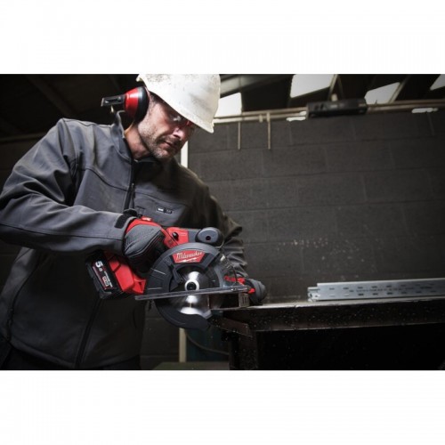 Пила дисковая аккумуляторная бесщеточная по металу MILWAUKEE M18 FMCS-0X Ø150мм (каркас+HDкейс)