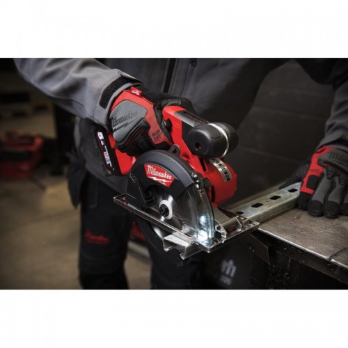 Пила дисковая аккумуляторная бесщеточная по металу MILWAUKEE M18 FMCS-0X Ø150мм (каркас+HDкейс)