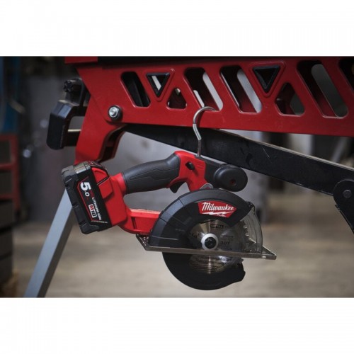 Пила дисковая аккумуляторная бесщеточная по металу MILWAUKEE M18 FMCS-0X Ø150мм (каркас+HDкейс)