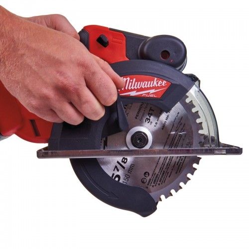 Пила дисковая аккумуляторная бесщеточная по металу MILWAUKEE M18 FMCS-0X Ø150мм (каркас+HDкейс)