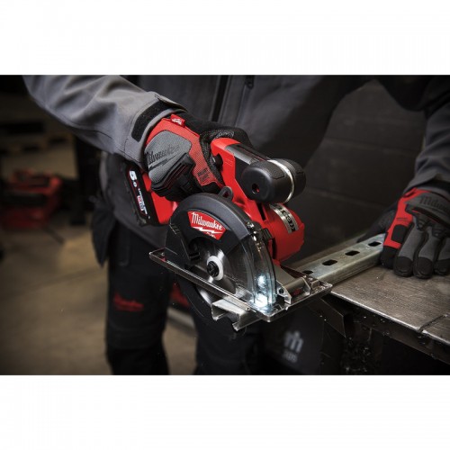 Пила дисковая аккумуляторная бесщеточная по металу MILWAUKEE M18 FMCS-502X Ø150мм (ЗУ+2Х5Ач+HDкейс)
