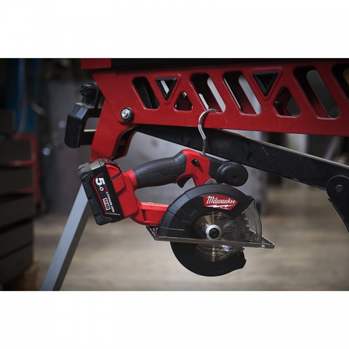 Пила дисковая аккумуляторная бесщеточная по металу MILWAUKEE M18 FMCS-502X Ø150мм (ЗУ+2Х5Ач+HDкейс)