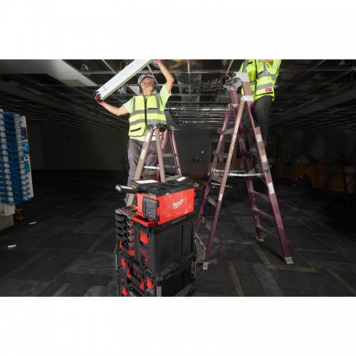 Зарядное устройство/фонарь MILWAUKEE PACKOUT M18 POALC-0