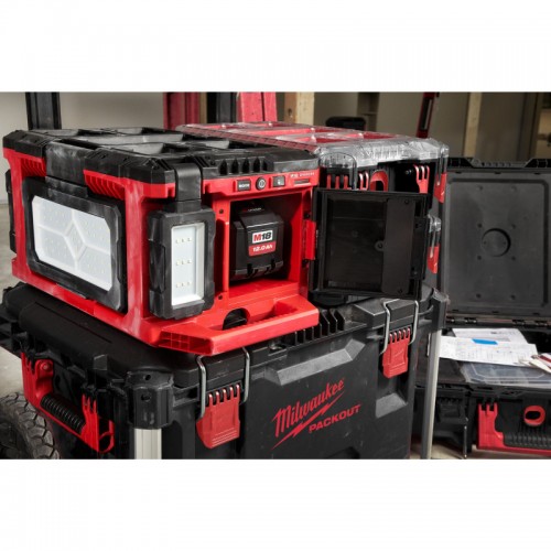 Зарядное устройство/фонарь MILWAUKEE PACKOUT M18 POALC-0