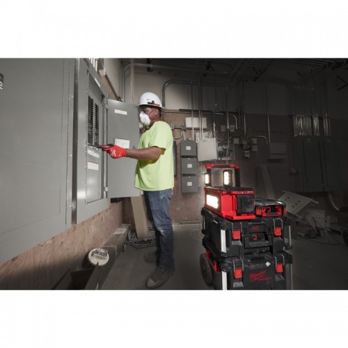 Зарядное устройство/фонарь MILWAUKEE PACKOUT M18 POALC-0