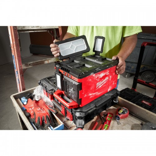 Зарядное устройство/фонарь MILWAUKEE PACKOUT M18 POALC-0