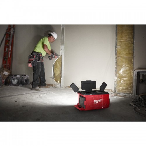 Зарядное устройство/фонарь MILWAUKEE PACKOUT M18 POALC-0
