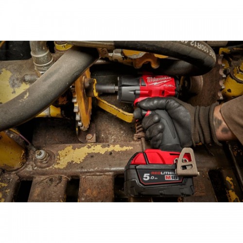 Гайковерт аккумуляторный бесщёточный MILWAUKEE 1/2\" (881 Нм) M18 FMTIW2F12-502X,с кольцом