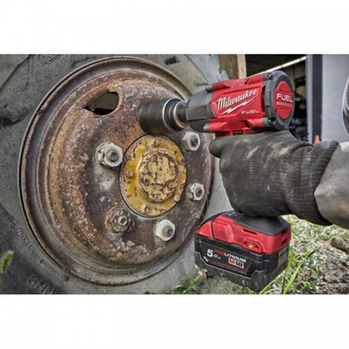 Гайковерт аккумуляторный бесщёточный MILWAUKEE 1/2\" (881 Нм) M18 FMTIW2F12-502X,с кольцом