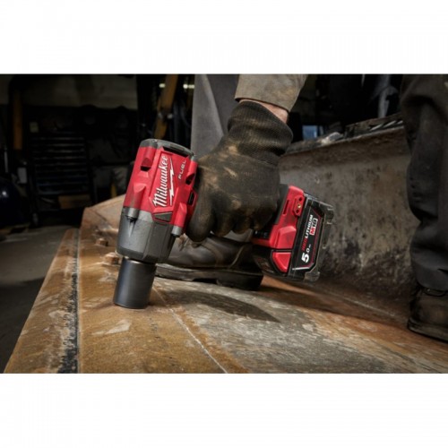Гайковерт аккумуляторный бесщеточный MILWAUKEE 3/8\" (813Нм) М18 FMTIW2F38-0X, с кольцом (каркас)