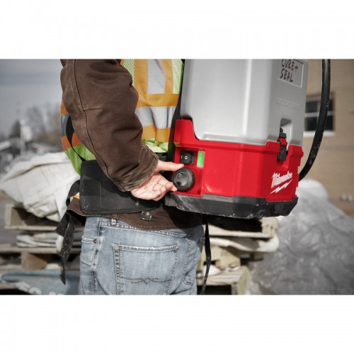 Опрыскиватель аккумуляторный ранцевый MILWAUKEE M18 BPFP-CCST SWITCH TANK™ емкость для бетона