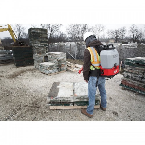 Опрыскиватель аккумуляторный ранцевый MILWAUKEE M18 BPFP-CCST SWITCH TANK™ емкость для бетона