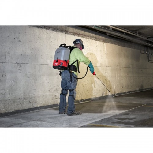Опрыскиватель аккумуляторный ранцевый MILWAUKEE M18 BPFP-CCST SWITCH TANK™ емкость для бетона