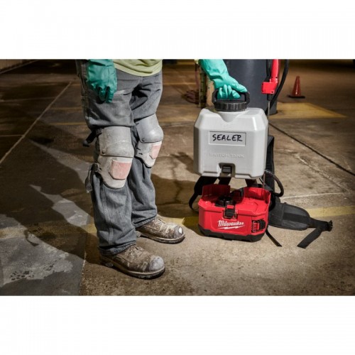 Опрыскиватель аккумуляторный ранцевый MILWAUKEE M18 BPFP-CCST SWITCH TANK™ емкость для бетона