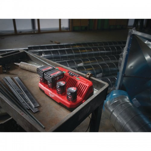 Зарядное устройство MILWAUKEE M12 C4 (для 4х акум. М12)  4932430554