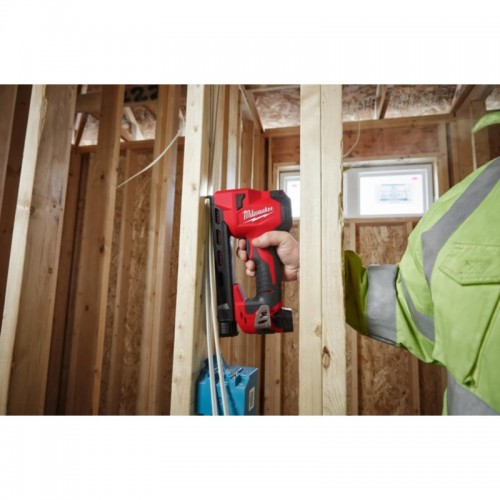 Степлер скобозабивной аккумуляторный для кабеля MILWAUKEE M12 BCST-0 (каркас)