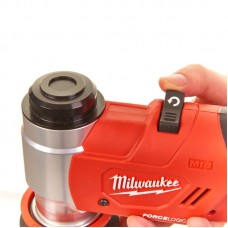 Пробойник аккумуляторный для отверстий FORCE LOGIC™ MILWAUKEE M18 HKP-201C (ЗУ+2акк.Х2Ач+кейс)