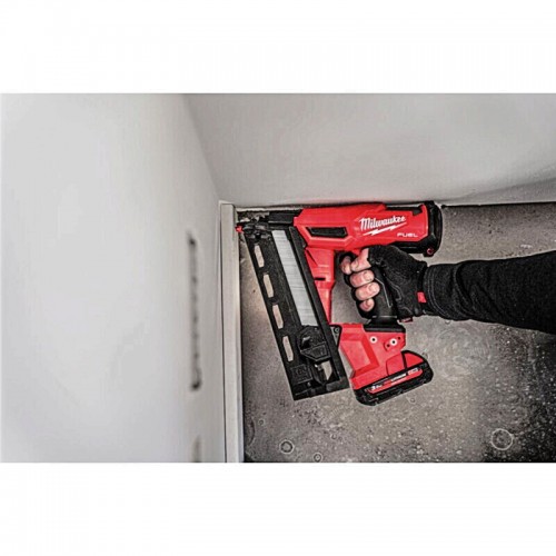 Пистолет гвоздезабивной аккумуляторный бесщёточный MILWAUKEE M18 FN16GA-202X (32-64мм)(ЗУ+2Х2Ач)