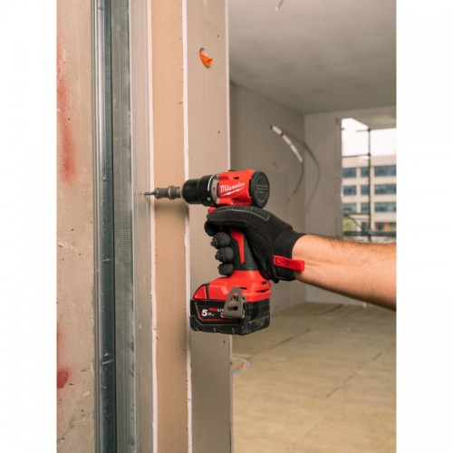 Дрель-шуруповёрт аккумуляторная бесщёточная ударная MILWAUKEE M18 BLPDRCMC-402C (60Нм) + ЖИЛЕТКА