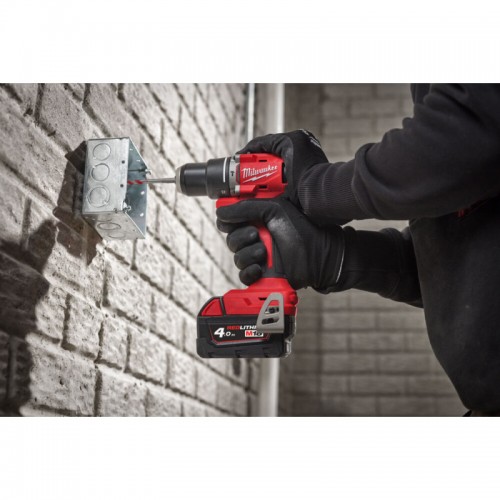 Дрель-шуруповёрт аккумуляторная бесщёточная ударная MILWAUKEE M18 BLPDRCMC-402C (60Нм) + ЖИЛЕТКА