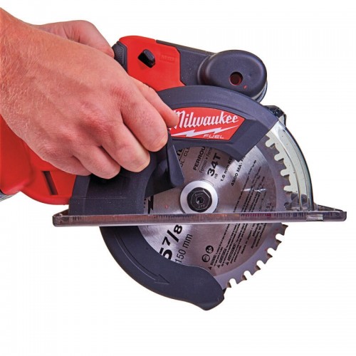 Пила дисковая аккумуляторная бесщеточная по металу MILWAUKEE M18 FMCS-0X Ø150мм (каркас+HDкейс)
