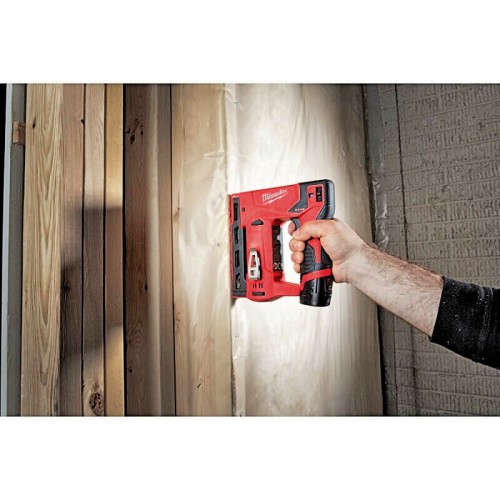 Степлер скобозабивной аккумуляторный MILWAUKEE M12 BST-202X (ЗУ+2акк.Х2ач+HDкейс)