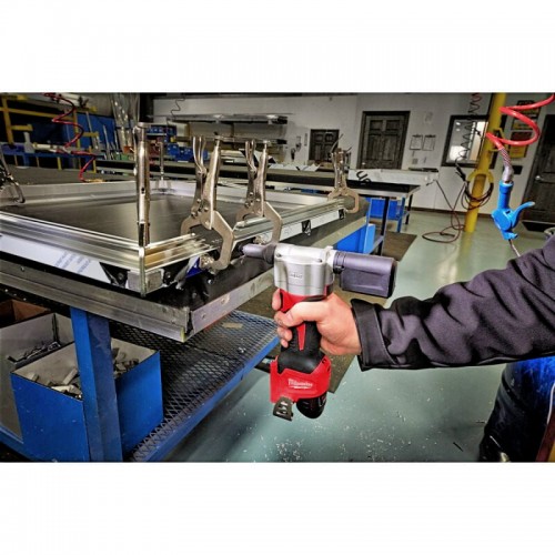 Заклепочник аккумуляторный MILWAUKEE M12 BPRT-0 Ø закл. 2,4-4,8мм (каркас)
